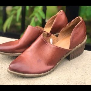 Universal Threads women’s cut out boots sz 7.5